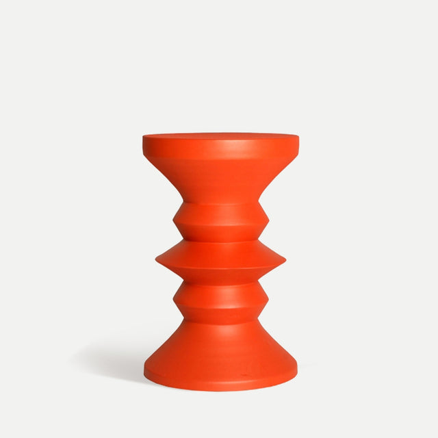 Vista frontal Mesa Auxiliar Redonda Thun 36 cm Naranja en hormigón Kodu Homedesign Slowdeco