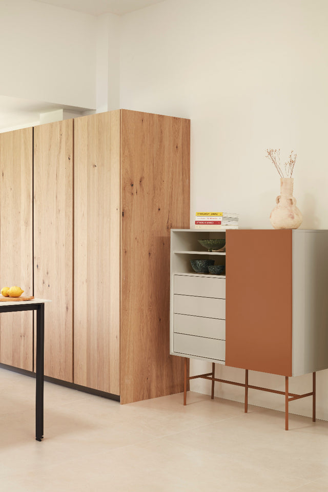 Vista lateral Mueble Auxiliar Nube 120 cm estructura arena y puerta corredera arcilla cocina Teulat Slowdeco