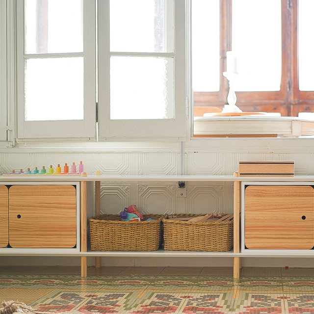 Mueble de diseño en madera natural en espacio de estilo nórdico