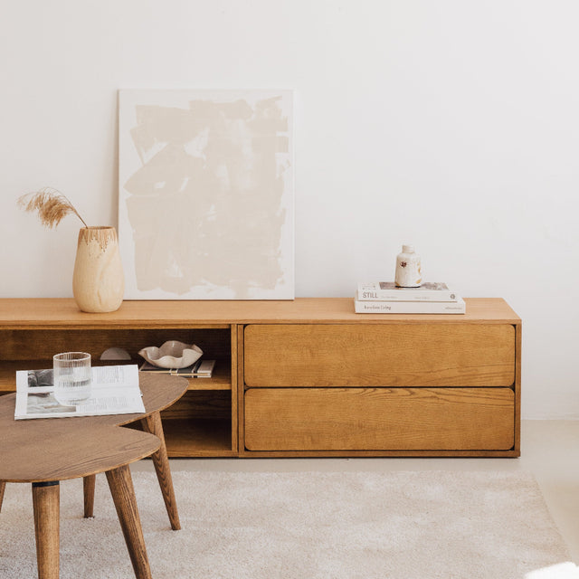 Vista frontal Mueble TV Penxat 160 cm Personalizado Roble Natural 2 Puertas 1 Balda 1 cajón apoyado suelo niveladores comedor salón Slowdeco