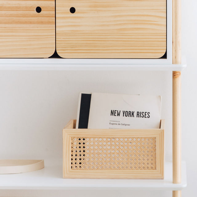 Mueble de diseño en madera natural en espacio de estilo nórdico