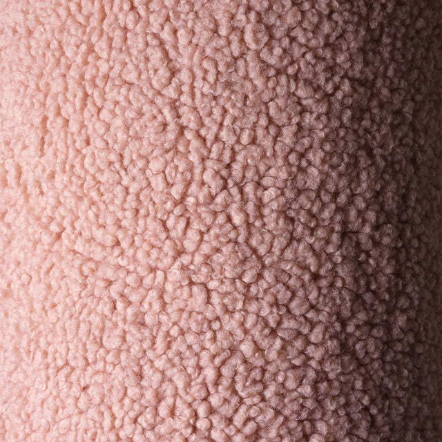 Mueble Cojín Bola de Borreguillo Rosa en ambiente de estilo nórdico