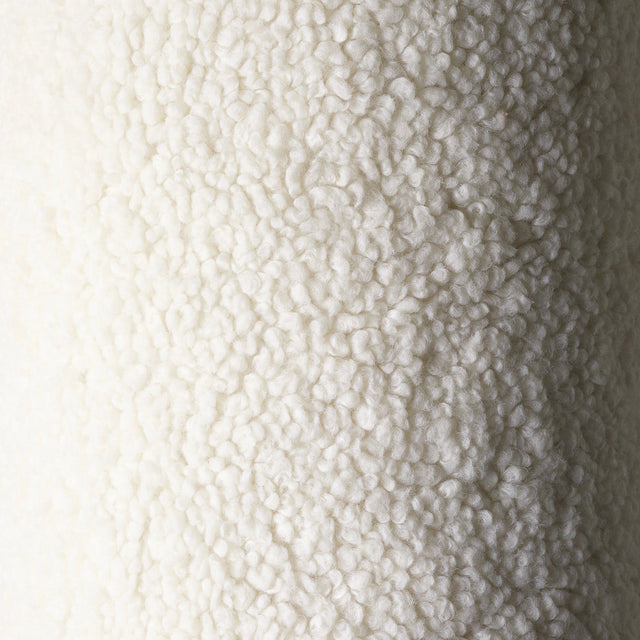 Mueble Puf Redondo de Borreguito Blanco Crema con acabado blanco, acabado crema en ambiente de estilo nórdico