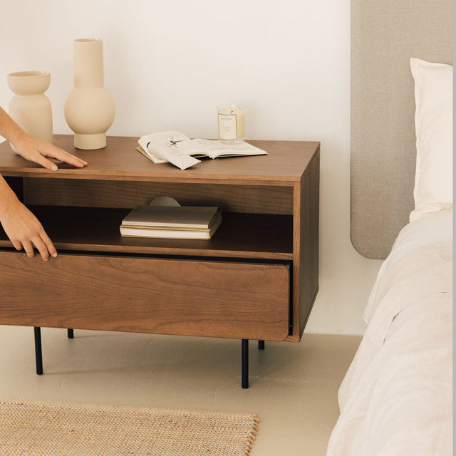Vista lateral Mesita de noche Penxat 80 cm Nogal 1 cajón  abierto apoyado patas metal dormitorio Slowdeco