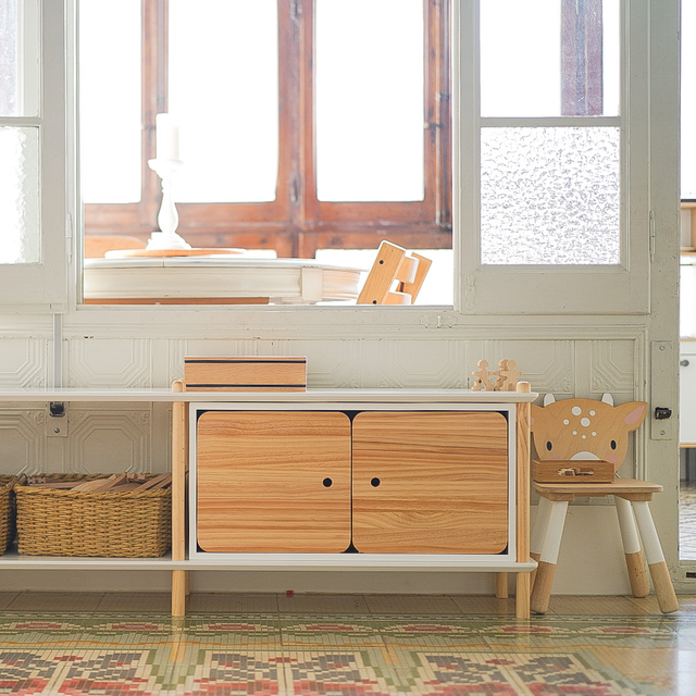 Mueble de diseño en madera natural en espacio de estilo nórdico