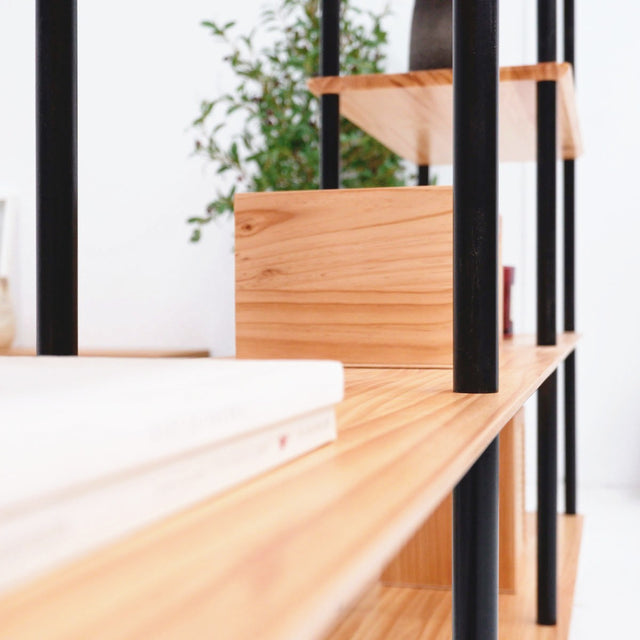 Mueble de diseño en madera natural en espacio de estilo nórdico
