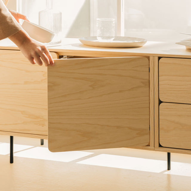 Vista lateral Mueble TV Penxat 160 cm Personalizado Natural Nórdico 2 cajones 2 puertas patas metal comedor Slowdeco